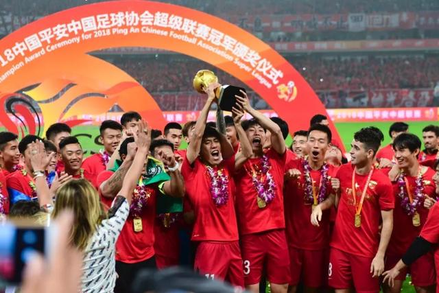 倪妮米兰时装周秋季时尚演绎，展现高级休闲与气场魅力