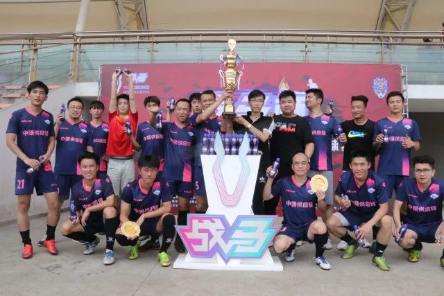 小球迷穿武磊7号离场遭围堵辱骂